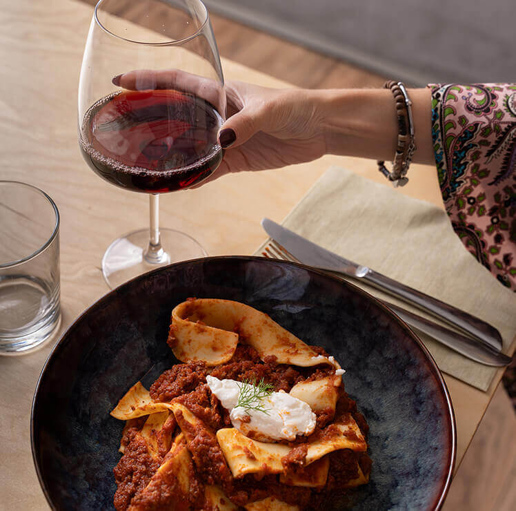 Pasta mit Rotwein im Glas