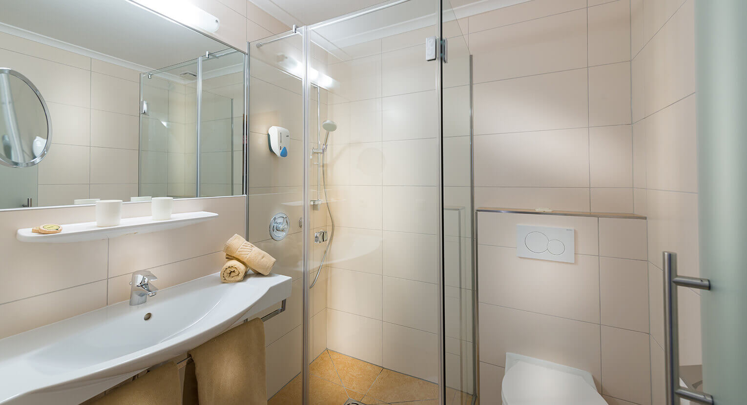 Badezimmer mit Dusche und WC