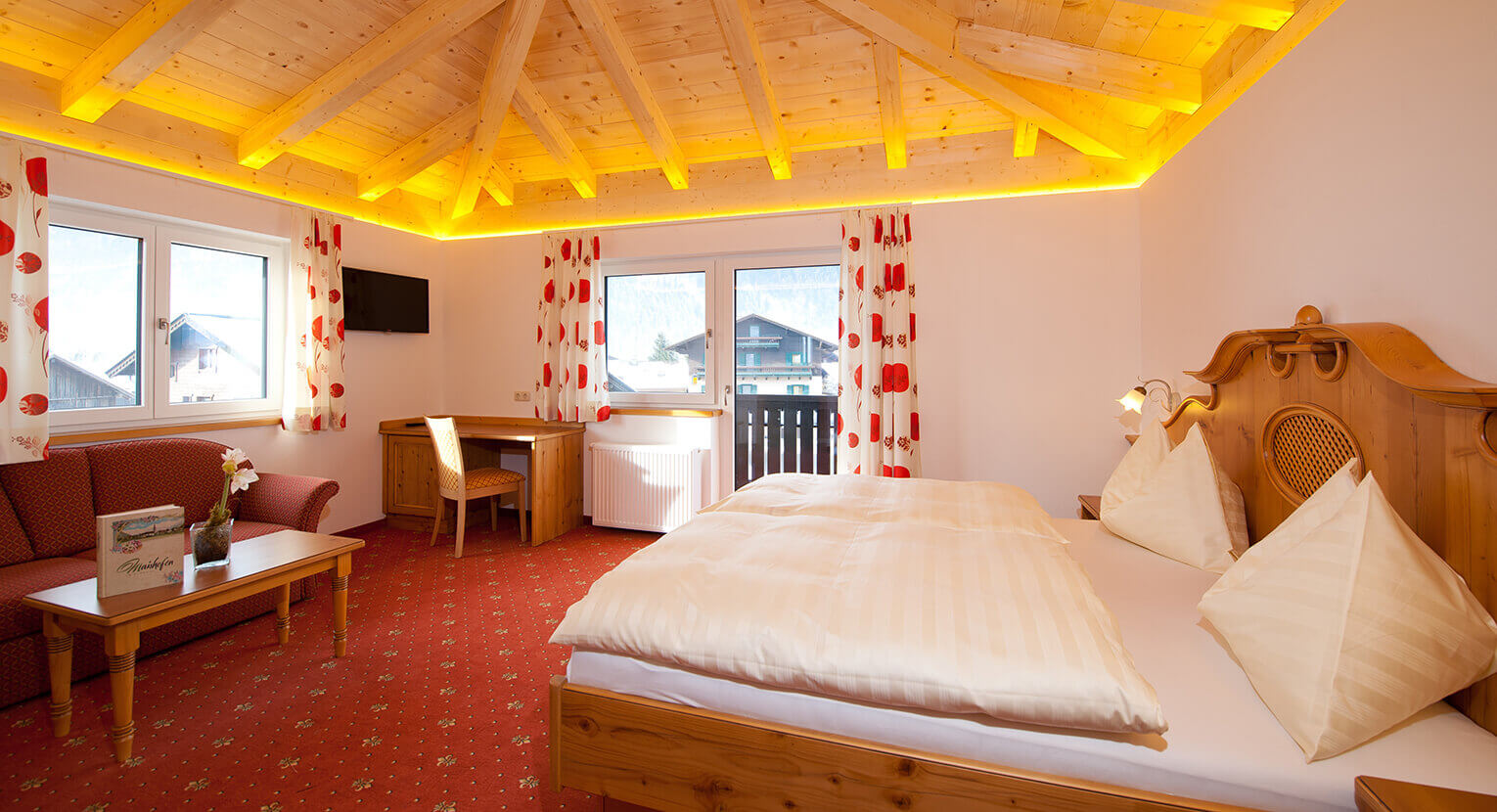 Familienzimmer mit Bett und Schlafcouch