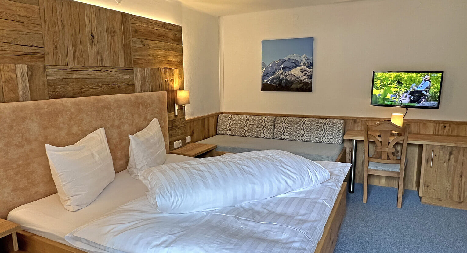 Familienzimmer mit Bett und Schlafcouch