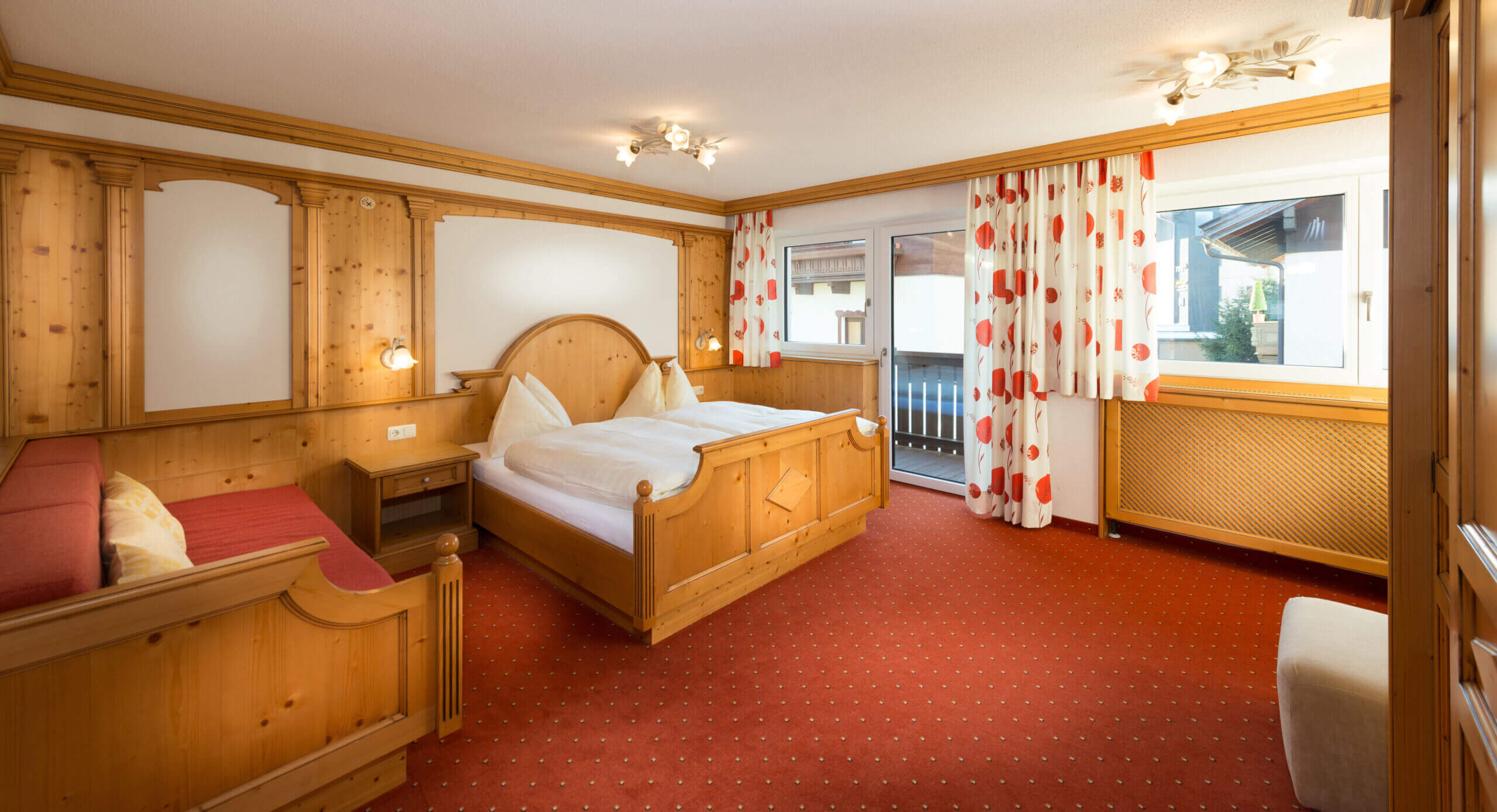 Familienzimmer mit Bett und Schlafcouch