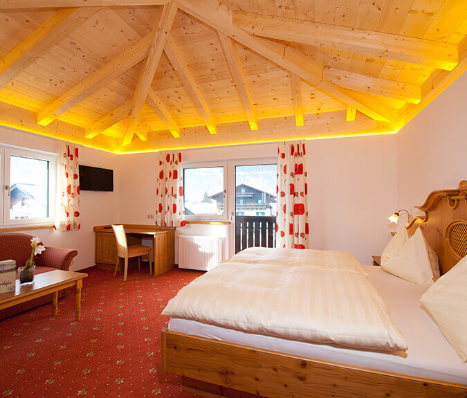 Familienzimmer mit Bett und Schlafcouch