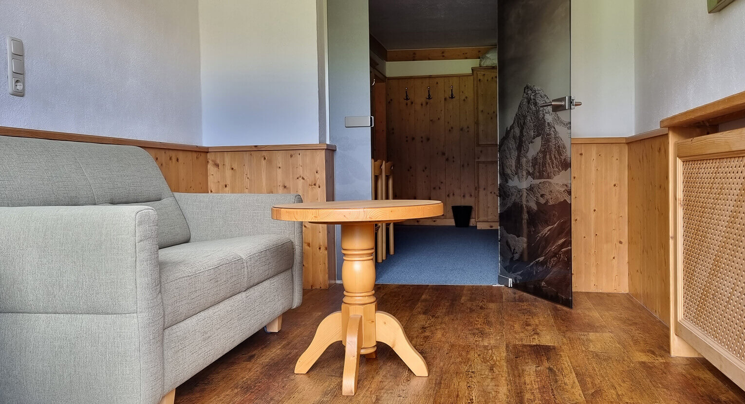Kleine Sitzgelegenheit mit Tisch im Zimmer