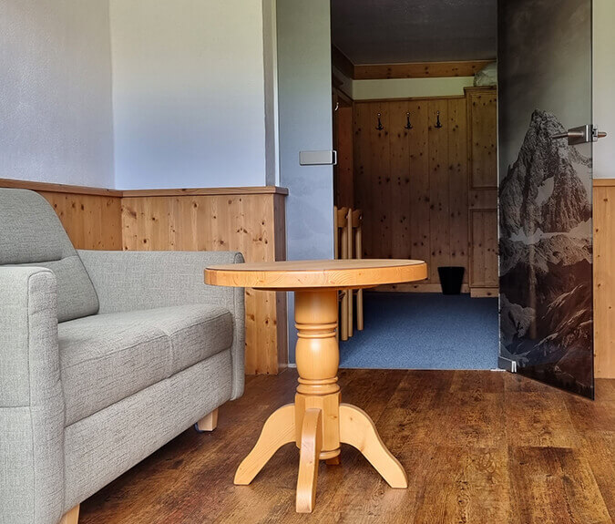 Kleine Sitzgelegenheit mit Tisch im Zimmer