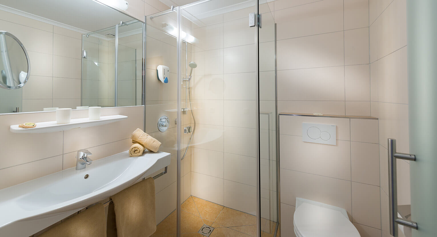 Badezimmer mit Dusche und WC