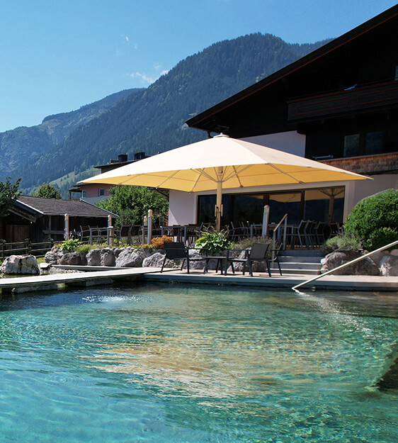 Poolaufnahme mit Terrasse