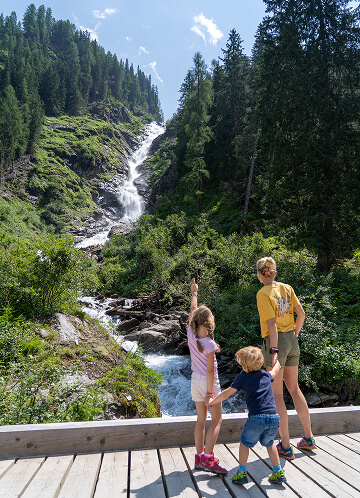 Familie beim Wandern in Rauris