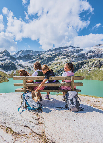 Familie bei der Weisssee Gletscherwelt
