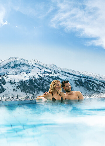 Ein Paar im Pool des Tauern Spa
