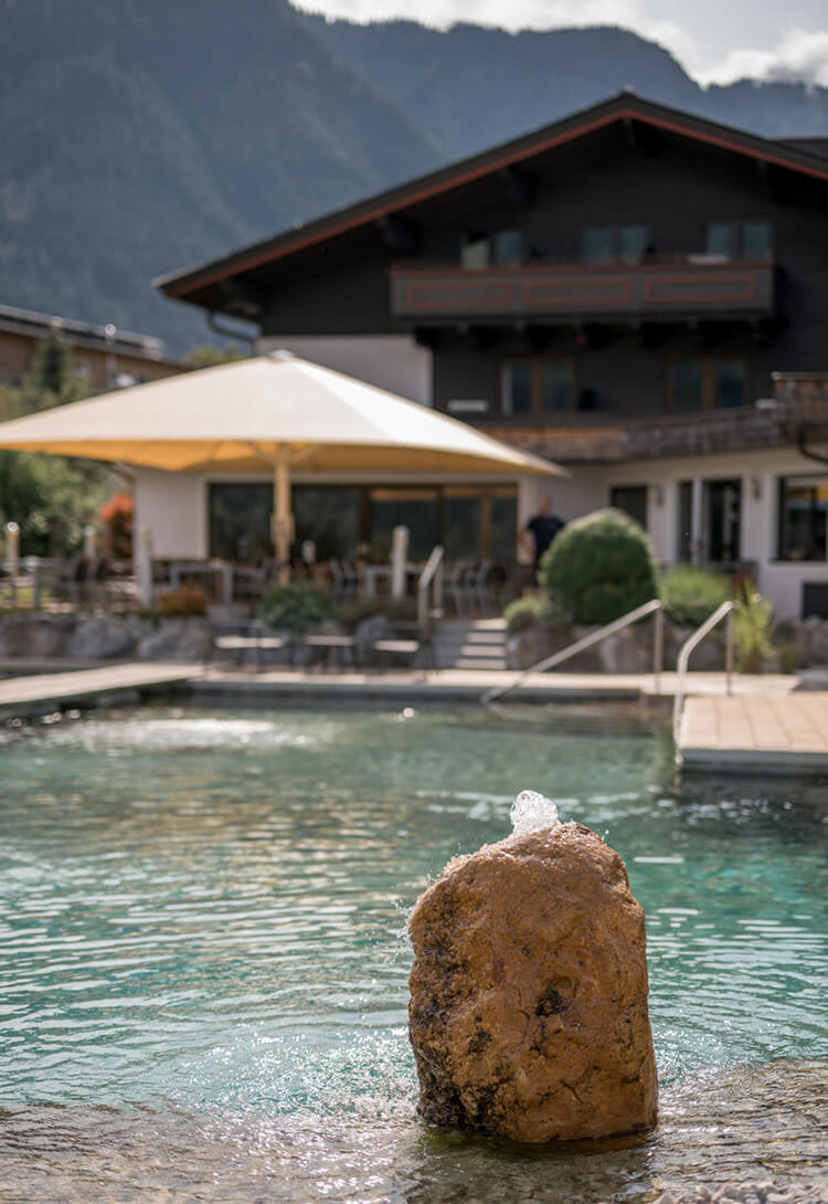 Pool mit Hotel im Hintergrund
