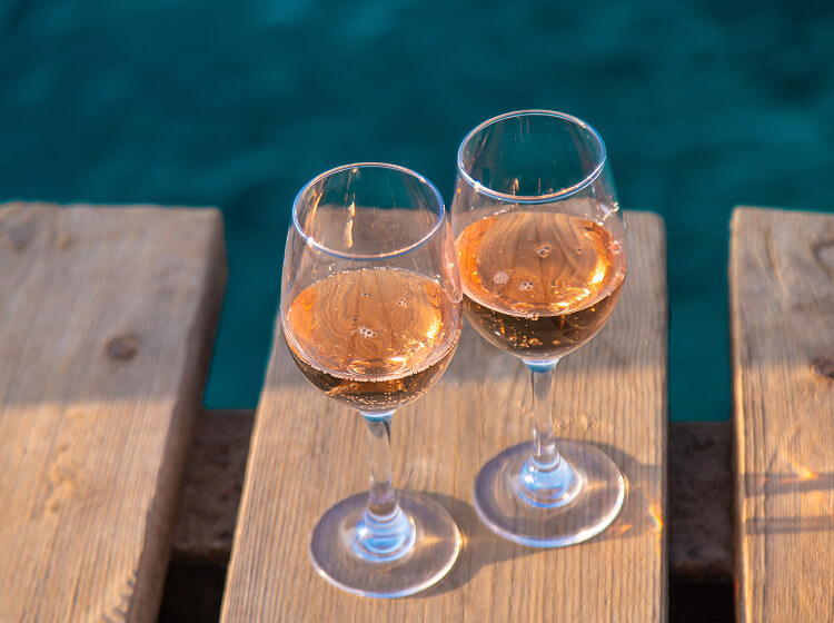 Zwei Gläser mit Aperol