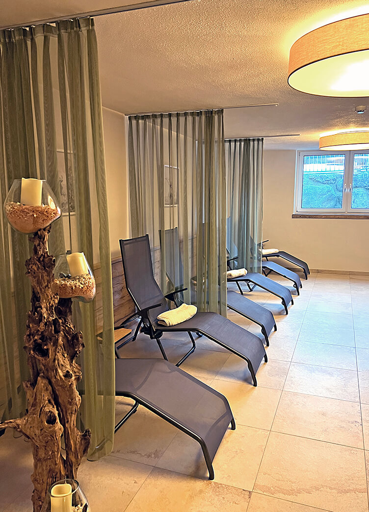 Wellnessbereich mit Liegestühlen