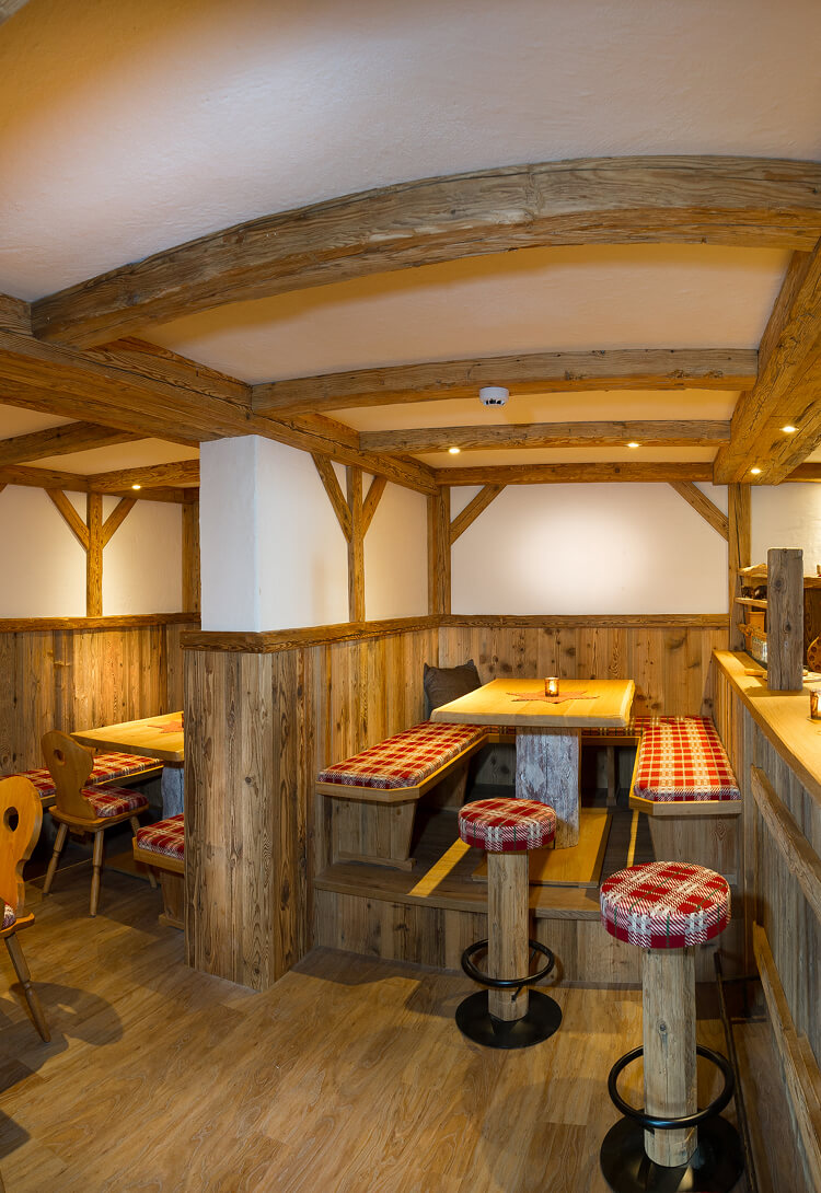 Esstisch im Barbereich