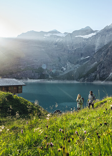 Zwei Wanderer in Kaprun vor einem See