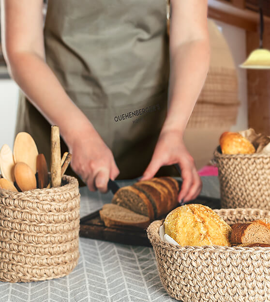 Frau schneidet Brot