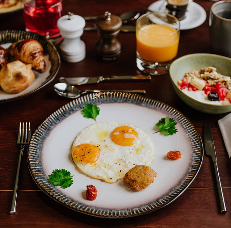 Spiegelei beim Frühstück