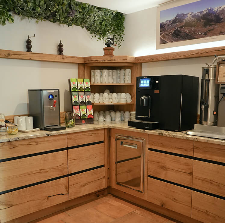 Frühstücksbuffet mit Kaffeemaschine