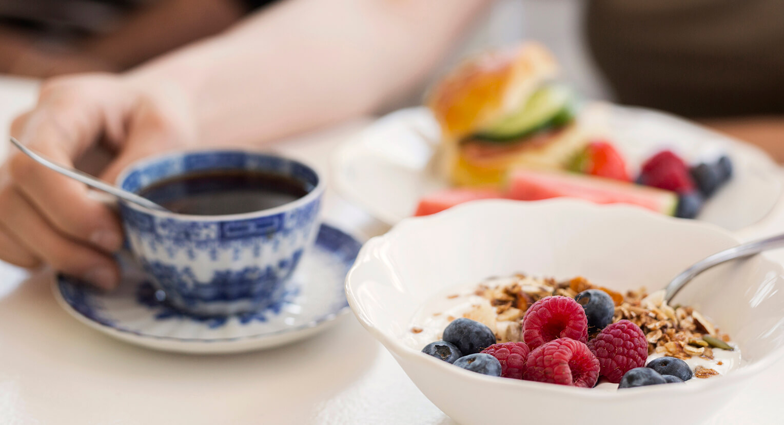 Kaffee mit Beerenjoghurt