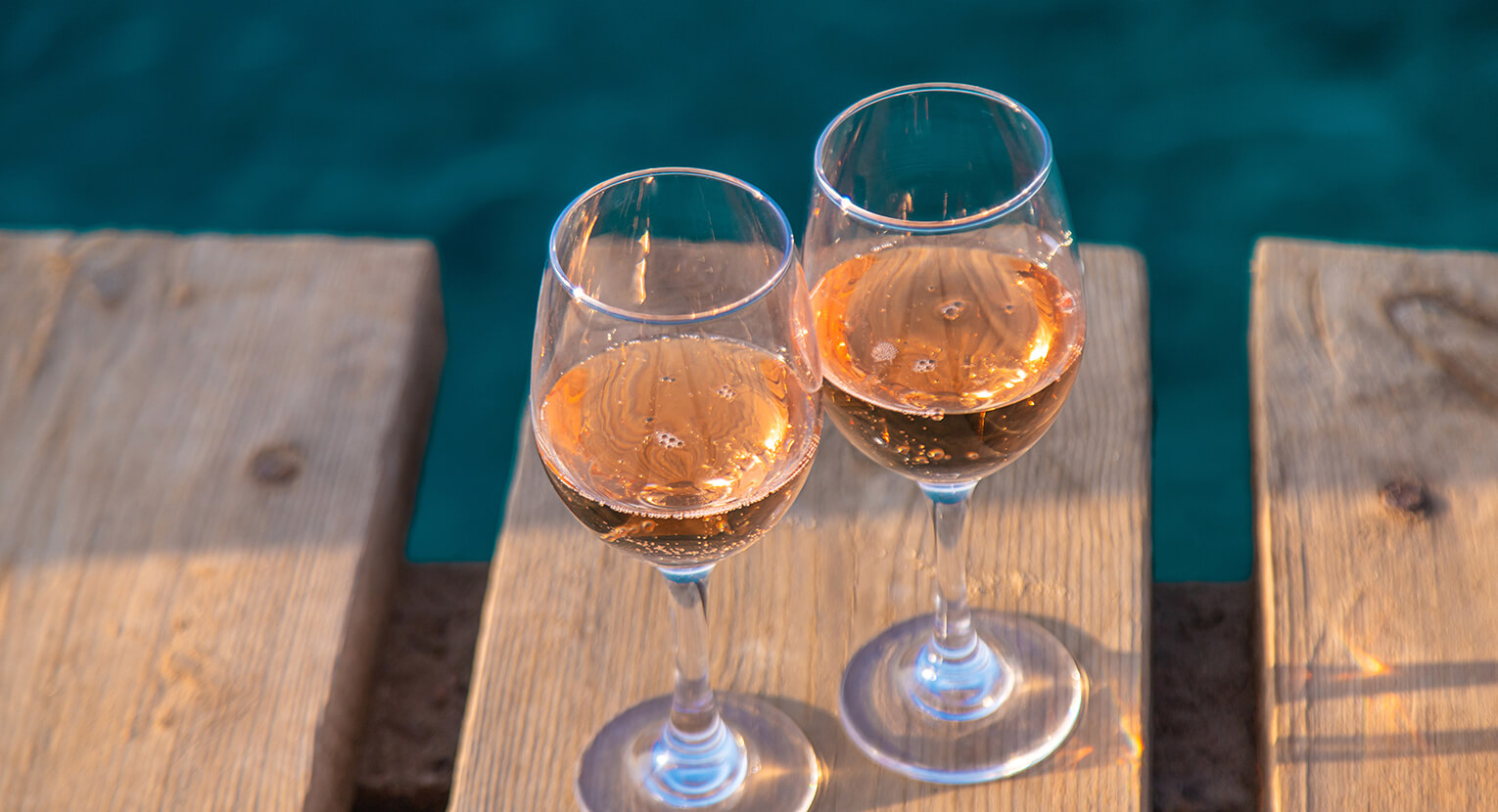 Zwei Gläser Aperol am Poolbereich