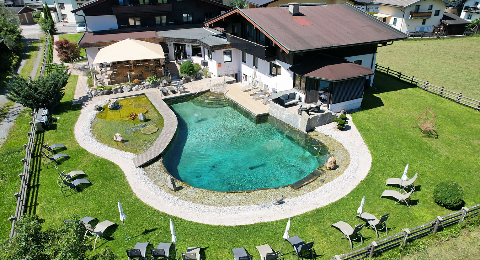 Hotel Quehenberger Drohnenaufnahme mit Pool