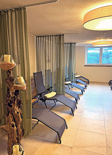 Wellnessbereich mit Liegestühlen