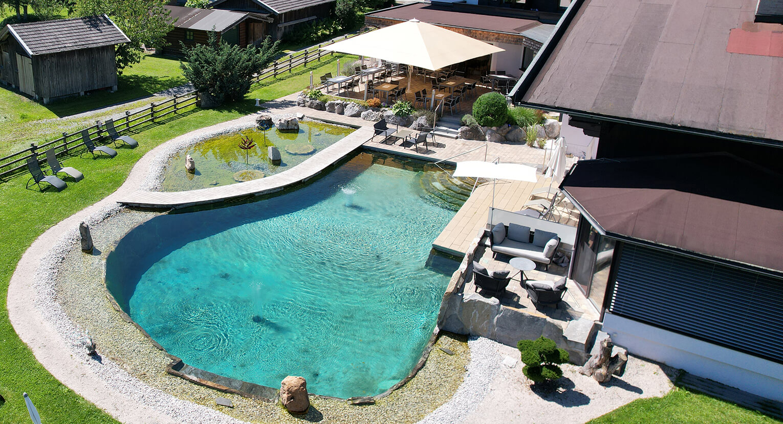 Drohnenaufnahme vom Pool und der Terrasse