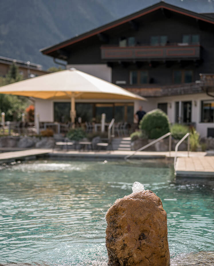 Poolbereich mit Hotel im Hintergrund